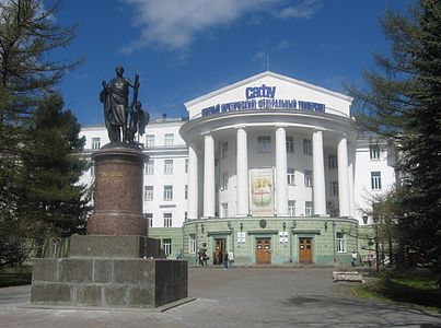 Памятник на фоне главного корпуса САФУ