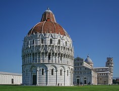 El baptisterio de Pisa con la catedral y la torre inclinada