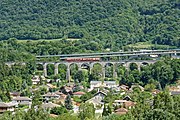 Vue générale des viaducs ferroviaire et autoroutiers.