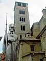 Homenaxe á Pau i treva, e campanario da catedral de Vic.