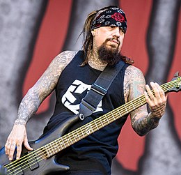 Филди играет на бас-гитаре для Korn в 2016 году