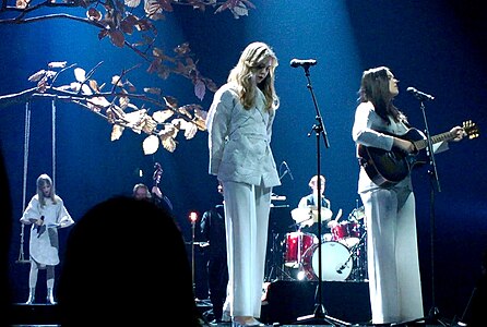 First Aid Kit au concert hommage à Léonard Cohen au Dramaten de Stockholm (13 mars 2017).