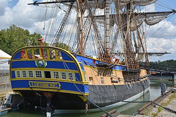 L'Hermione, réplique de la frégate éponyme de 1779, en cours d'achèvement dans une des deux anciennes cales sèches de Rochefort. (définition réelle 6 000 × 4 000)