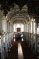 Interior da igrexa do palacio.