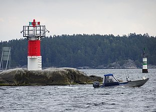 Gålö fyr med sjömärket Johannisgrund i bakgrunden.