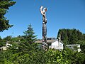 Totempfahl vor dem Dorf der Gwa'Sala-'Nakwaxda'xw First Nation, westlich von Port Hardy auf Vancouver Island