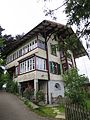 Haus in der Oberen Laubegg im Schweizer Holzstil an der steilen Westflanke