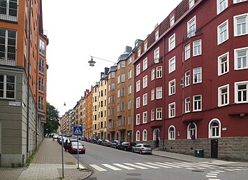 Inedalsgatan från Kronobergsparken mot norr (vänster) och från Kungsholms strand mot syd, september 2012.