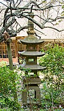 Tōgata tōrō, pagodelantaarn met grote sōrin