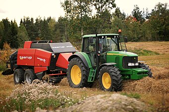 John Deere 6920S mit Ballenpresse