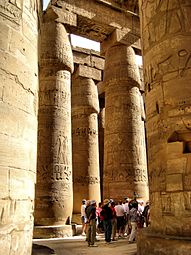Colonne campaniforme à chapiteau fermé. Bas-côté. temple d'Amon-Rê à Karnak. 19e dyn., Ramsès II