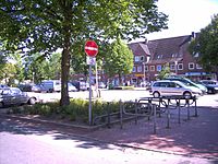Andreas-Hofer-Platz (Wochenmarkt und Parkplatz) mit Geschäften des Einzelhandels, E.-Nord (Aufnahme Juni 2008)