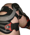 Knieorthese zur Behandlung eines Kreuzbandrisses. Die Beweglichkeit kann eingeschränkt werden.
