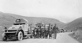 Lanchester y tripulaciones de la Russian Armoured Car Division con niños locales en Armenia, 1916.