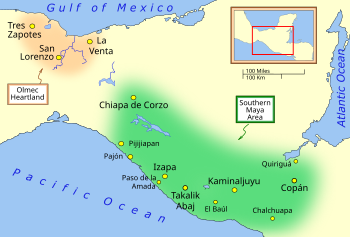 Mapa que muestra la ubicación de Quiriguá y Copán al extremo oriente de la región maya, con Quiriguá en el norte y Copán directamente al sur. La región maya está situada en América Central y limita con el Océano Pacífico hacia el suroeste, el Golfo de México hacia el noroeste y el Océano Atlántico al este.