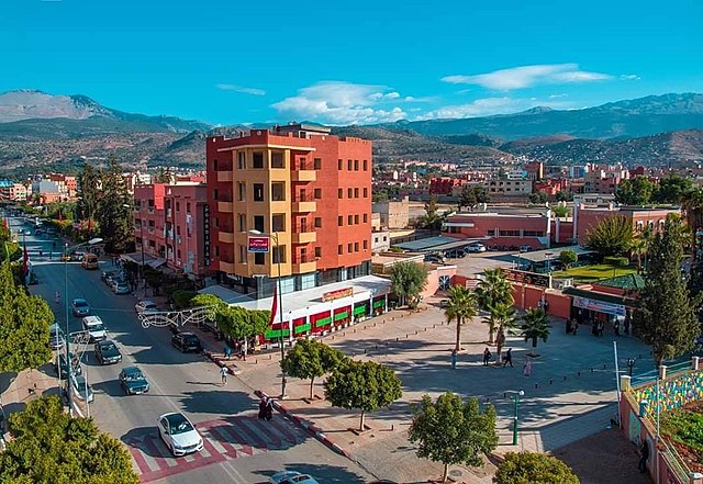 Hauptstraße von Beni Mellal (im Hintergrund der Tassemit-Berg, der die Stadt umgibt)