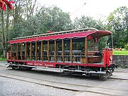 Tram met open zijkanten, veel trambedrijven kenden open bijwagens voor in de zomer met mooi weer.