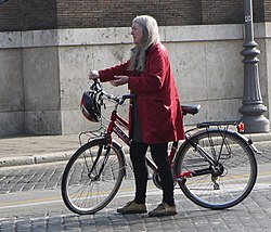 Mary Beard római filmezése közben