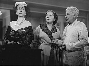 Mai Avril avec Leonor Rinaldi (1894-1977) et Francisco Álvarez (1892-1960) dans Mi marido hoy no duerme en casa (1955).