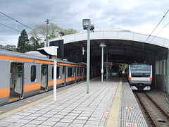 駅構内と発車を待つ列車（2008年4月）