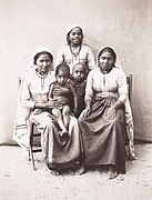 মাপিলা নারী তাদের ঐতিহ্যবাহী পোশাকে (১৯০৪)