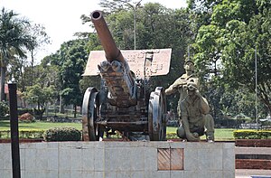 Zu einem Denkmal umfunktionierte, ehemals deutsche 13-cm-Kanone am Muzinga Square in Entebbe