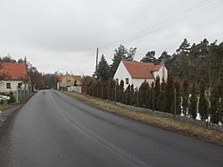 Průjezdní silnice osadou č. II/227