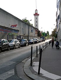 L'ancienne poissonnerie (aujourd'hui magasin discount) et son phare.