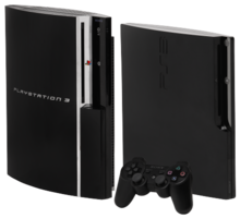 Vlevo: Originální PlayStation 3 (2006) Vpravo: PlayStation 3 Slim (2009)