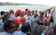 Паван Кумар Бансал осматривает поврежденные ворота № 16 плотины Фаракка, район Муршидабад, Западная Бенгалия. Государственный министр ирригации и водных путей, микро- и малых предприятий и текстиля. Jpg