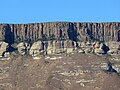 Steiler, vertikal gespaltener Drakensberg-Basalt, abgelagert auf der obersten Sandstein-Formation der Stormberg-Gruppe in der Provinz Freistaat