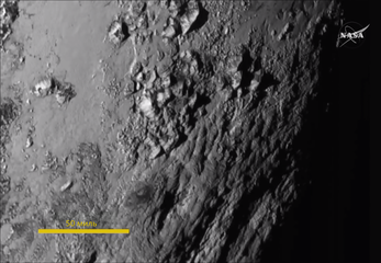 Поверхность Плутона: видны горы и равнина