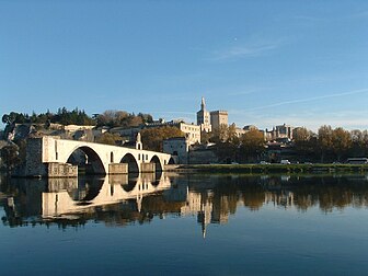 Le pont d’Avignon sur le Rhône et le palais des Papes à l’arrière-plan. (définition réelle 1 024 × 768*)