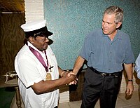 הנשיא ג'ורג' בוש מעניק לפאטס דומינו את המדליה הלאומית לאמנויות, 2006