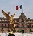 Vista de la réplica de la Victoria Alada en el Zócalo de la Ciudad de México