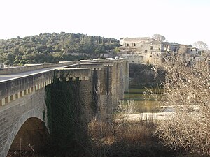 Le pont Saint-Nicolas de Campagnac et le prieuré.