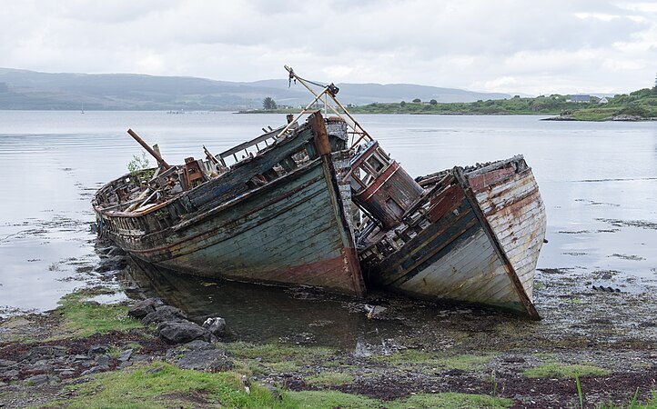 圖為蘇格蘭馬爾島薩倫灣上的廢棄船隻。