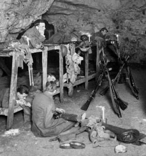 Французские солдаты в подземной казарме. Вокуа, дата и автор фотографии неизвестны.