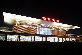 Bahnhofsgebäude bei Nacht