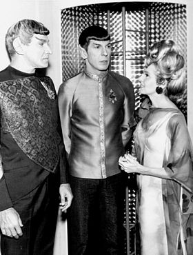 De gauche à droite : Sarek, Spock et Amanda Grayson.