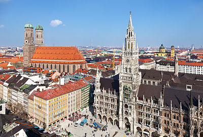 ’n Uitsig oor München, die hoofstad van die Duitse deelstaat Beiere, links die Vrouekerk en regs die Nuwe Raadsaal.