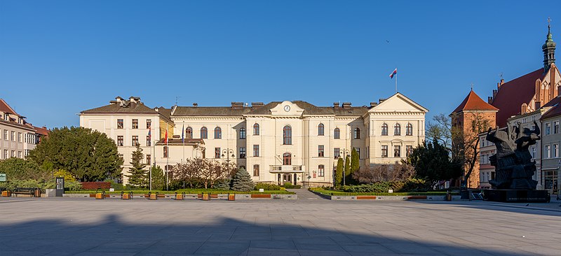 Stary Rynek, widok w kierunku zachodnim. Od 1940 r. brakująca pierzeję zachodnią zastępuje elewacja ratusza, dawnego kolegium jezuickiego.