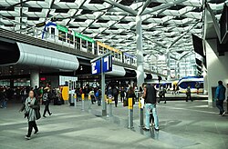 Інтер'єр залізничного вокзалу Гааги з трамвайною зупинкою прямо над залізничними перонами