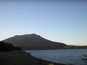 Вид на Тралькан с южного берега озера Риньиуэ