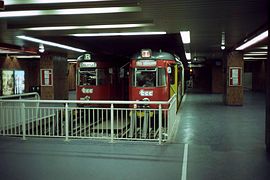 En 1988, motrices Duewag articulées sur les lignes R et T au terminus de la gare de Lille, devenue gare de Lille-Flandres (niveau -2), en correspondance avec la ligne 1 du métro[c].