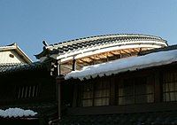 Type machiya. Gros plan sur un udatsu : udatsu en tuiles, dépassant du toit[23].