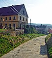 Alte Straßenpflasterung und Bergkeller an der Straße (gegenüber Nr. 30)