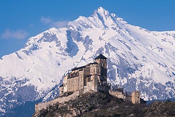 Lo châtél de Valiére et l’Ârp de Crét vius dês Sion, en Suisse. (veré dèfenicion 4 967 × 3 311*)