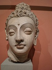 Testa del Buddha in stucco, proveniente da Hadda (Afghanistan) e conservata presso il Victoria and Albert Museum di Londra.