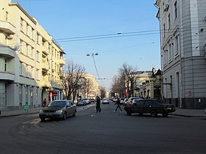 Початок вулиці Ярослава Мудрого. Вигляд з протилежного боку Сумської вулиці
